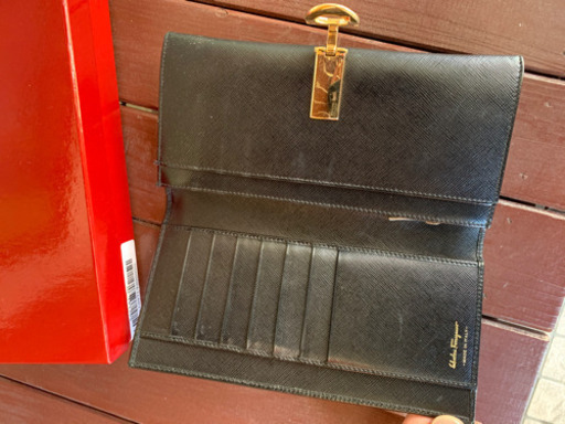 フェラガモ　新品？本物　長サイフ　黒
