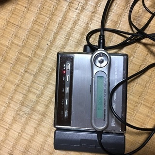 ポータブルMDプレイヤーとおまけです。の画像
