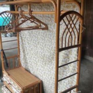 籐の衣紋掛けの画像