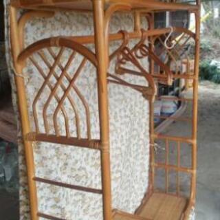 籐の衣紋掛けの画像