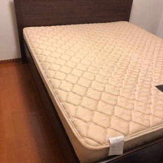 クイーンベッド