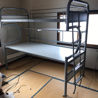 テーブル付き二段ベッドの画像