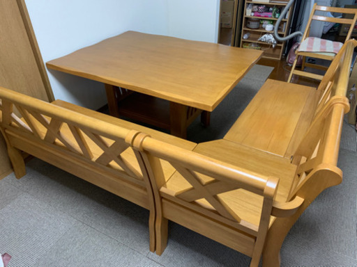 ベンチ式チェアとテーブルの4点セット