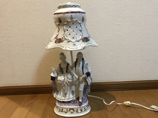 アンティークな陶器製の西洋人形テーブルランプ