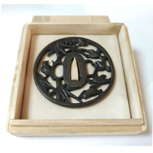 c629 刀の鍔 銅製 銅鍔 透かし 透鍔 透鐔 日本刀の鍔 武具 木箱入り