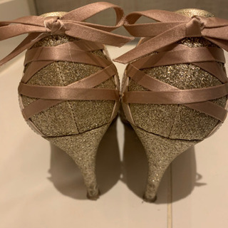 ダイアナ オープントゥパンプスの画像