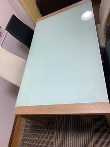 ガラスのダイニングテーブル　椅子付