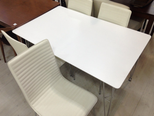 取りに来れる方限定！ニトリのホワイトカラーのダイニング5点セット！