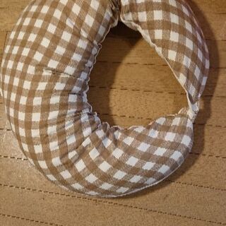授乳クッション(妊娠中の抱き枕～授乳クッション～赤ちゃんの転倒防止に)の画像