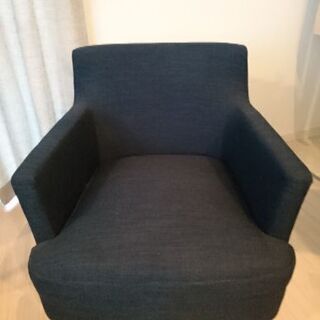 濃紺のソファーです。の画像