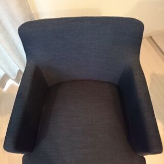 濃紺のソファーです。の画像