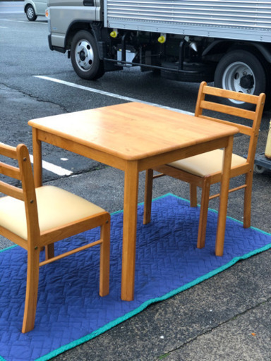 お買い得！！シンプルなダイニングセット✨76ｃｍ×76ｃｍ×高さ70ｃｍ正方形テーブル×1・椅子×2✨木製