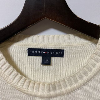 TOMMY HILFIGER     白セーターサイズLの画像