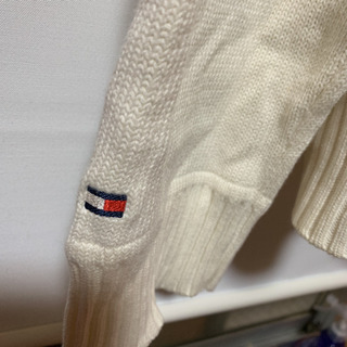 TOMMY HILFIGER     白セーターサイズLの画像