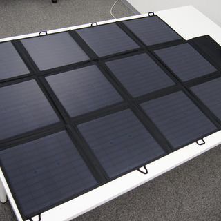 アウトドア用品お譲りします。 折りたたみ式ソーラーパネル(200W)。