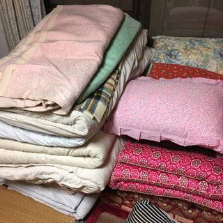 布団、毛布、期間限定品です。