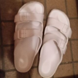 決まっております。ホワイトサンダル