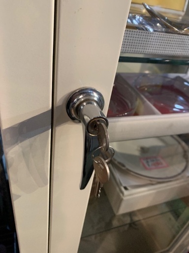 飾り棚　スチール　ガラス棚　中古