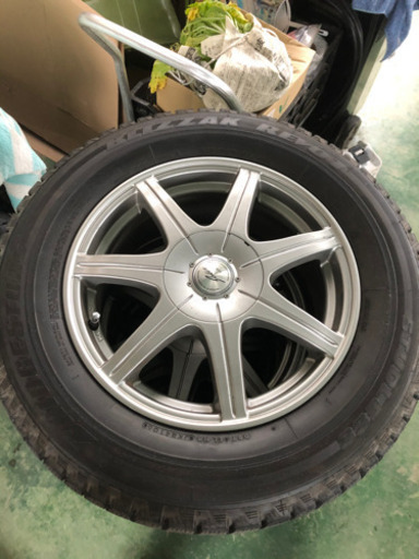 スタッドレスタイヤ　215/65R16  ナット付き