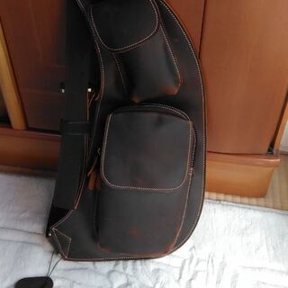 ショルダーバック本革素材三日月型の画像