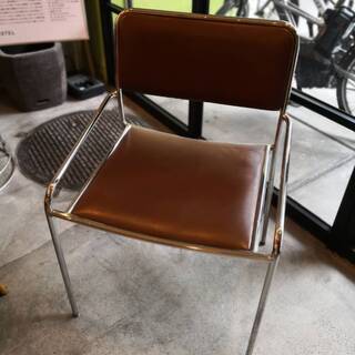 【スタッキングチェア】座面・背もたれ：茶色、脚・フレーム：クロム...