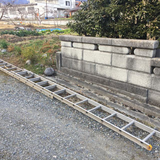 アルミ製長いハシゴの画像