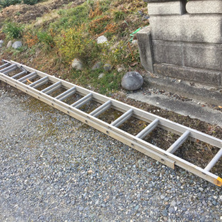 アルミ製長いハシゴの画像