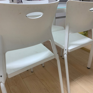 ダイニングテーブルと椅子4脚の画像