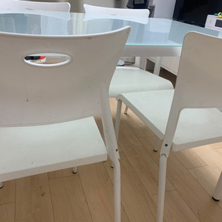 ダイニングテーブルと椅子4脚の画像