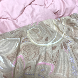 掛け布団、ベージュのカバー付き