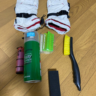 不要になったスノボ用品一式を出品します。板、ブーツ、ビンディング、リーシュコード、ワックス、リムーバー、エッジシャープナー、スノボバック、グローブのセットです。多少のサビ、キズは有りますがすぐに使えると思います。板は身長170位の人に合った長さで、ブーツは27,5です。ノンクレーム、ノンリターンでお願いします。