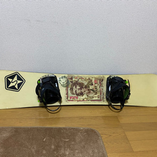 不要になったスノボ用品一式を出品します。板、ブーツ、ビンディング、リーシュコード、ワックス、リムーバー、エッジシャープナー、スノボバック、グローブのセットです。多少のサビ、キズは有りますがすぐに使えると思います。板は身長170位の人に合った長さで、ブーツは27,5です。ノンクレーム、ノンリターンでお願いします。
