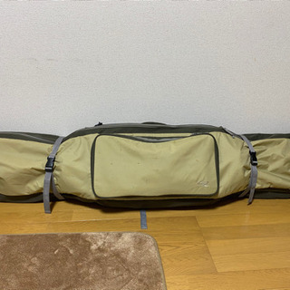 不要になったスノボ用品一式を出品します。板、ブーツ、ビンディング、リーシュコード、ワックス、リムーバー、エッジシャープナー、スノボバック、グローブのセットです。多少のサビ、キズは有りますがすぐに使えると思います。板は身長170位の人に合った長さで、ブーツは27,5です。ノンクレーム、ノンリターンでお願いします。