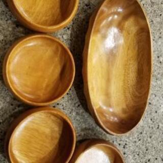 木の皿　鉢1個と取り皿4個の画像
