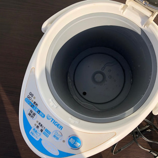 無料✨ヤケによる変色あり😄タイガー🌟マイコン電動ポット🌟 PDQ-A220 2.2L ホワイト🌟2003年製・未清掃の画像