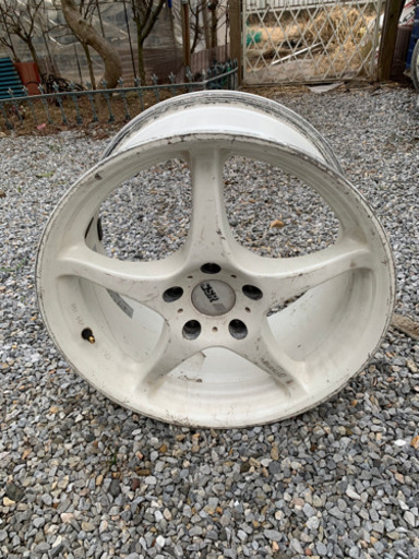 白の車ホイール