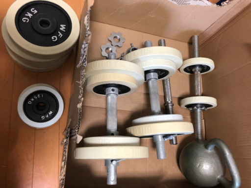 ダンベルプレートとダンベルシャフト2組、バーベルシャフトとケトルベル