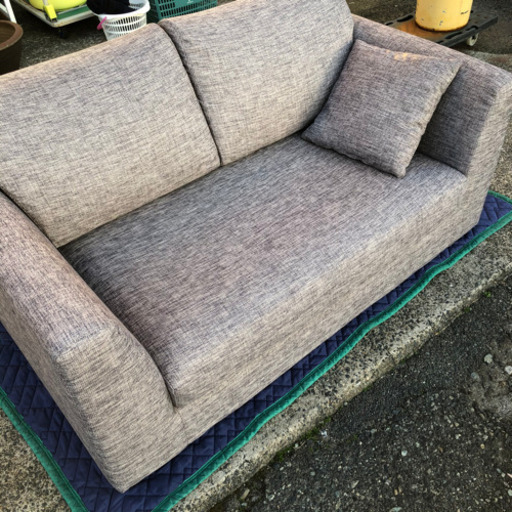 薄いブラウン系布製きれいな2Pソファ(約)幅143×奥行84×高さ75cm✨クッション1個付属夕焼けで少し色がわかりにくです。黄ばんでいるように見えますが実際はキレイですよ(^^♪