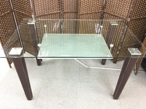 ガラス天板のダイニングテーブル　多少の使用感や傷あり