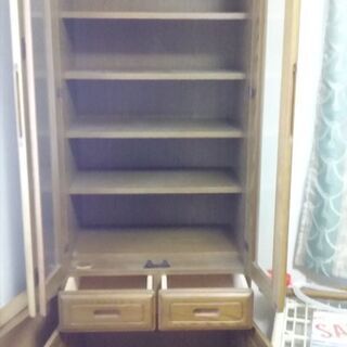 食器棚、本棚の画像