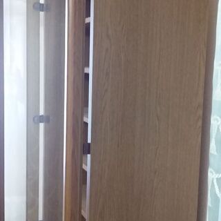 食器棚、本棚の画像