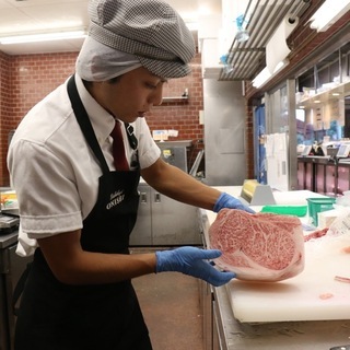 （外国人歓迎）工場で肉を切る、パッキングする仕事（日本語不要）の画像