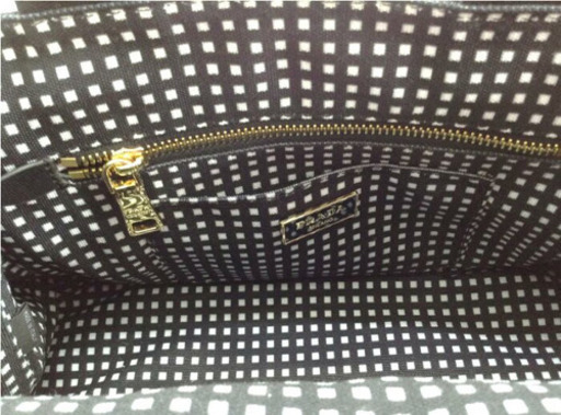 PRADA カナパ