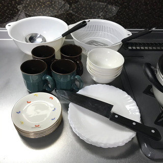四人分）調理器具・食器・カトラリーのセット