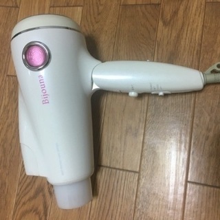 ビジョーナ　ドライヤー　ビジョーナの液を入れるところの爪が折れてます