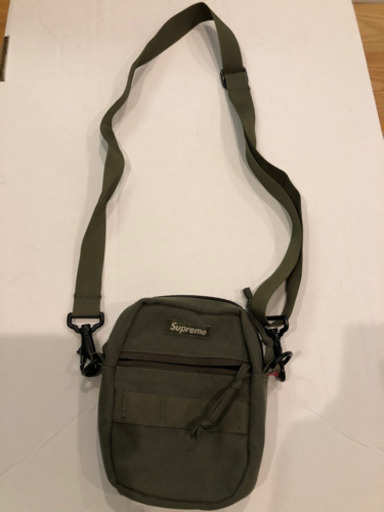 Supreme カーキ色のポーチ