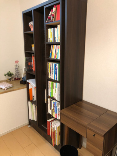 ほとんど使用せず置いていただけの本棚です。