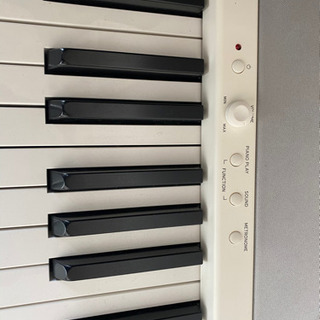 KORG ホワイト　電子ピアノ　イス・ペダル付の画像