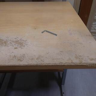 【取りに来れる方に差し上げます】　パソコンデスク椅子付きの画像