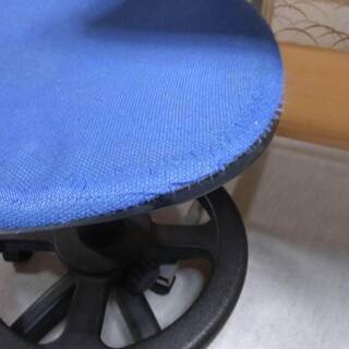 【取りに来れる方に差し上げます】　パソコンデスク椅子付きの画像